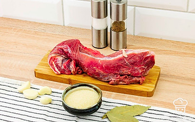 Мясо промыть, чеснок очистить. Отмерить необходимое количество желатина.