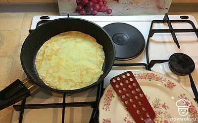 Перед каждым новым блином перемешивайте тесто и смазывайте сковороду маслом. Жарьте по 1 минуте до зарумянивания, с каждой стороны. Если хотите, чтобы блинчики получились с хрустящими краями, не накрывайте готовые крышкой.