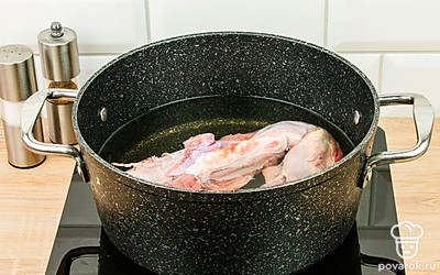 Налить воду в кастрюлю и поставить на огонь. Посолить и довести кипения, снять пенку. Варить около 4 часов.