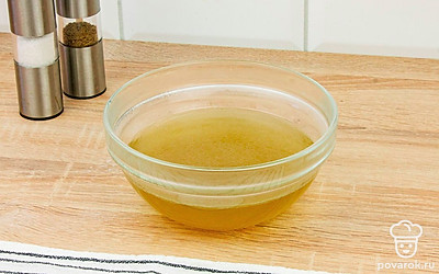 Бульон слейте и процедите через марлю или дуршлаг. Попробуйте на соль и перец. Добавьте желатин и дайте немного набухнуть. Одну часть желатина залить 10 частями бульона комнатной температуры, а затем подогрейте.