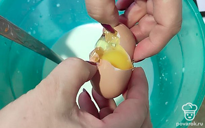 Налить тёплое молоко и теплую воду, добавить яйца, соль, сахар, 2 ст. л. масла и перемешать.