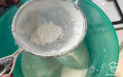 Перемешивая, всыпать муку и дрожжи, муку просеяв через сито.