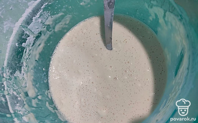 Перемешать, чтобы не было комочков. Оставить на 10 минут в теплом месте.