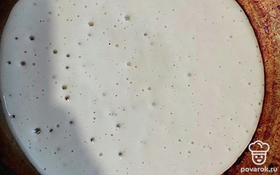 На разогретую маслом сковороде налить половину половника теста.