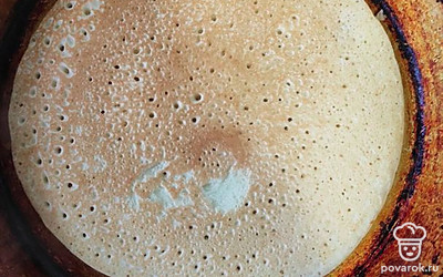 Как только тесто схватится, перевернуть блин. Чтобы было быстрее, можно выпекать на двух сковородках одновременно.