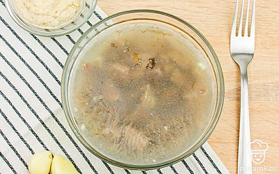 Поставьте в холодильник на сутки. На следующий день уберите с холодца лишний жир.