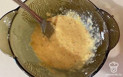 Перемешайте до исчезновения комочков муки. 