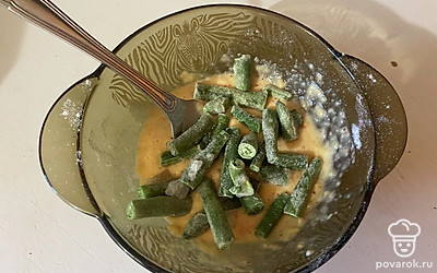 К тесту добавьте фасоль.