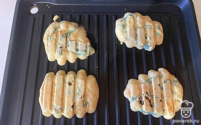 Обжаривайте с двух сторон в течение пяти минут. 