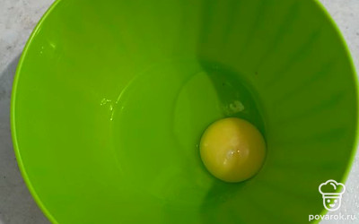 Разбиваем одно яйцо.