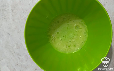 Добавляем соль, сахар. Все перемешиваем до растворения.