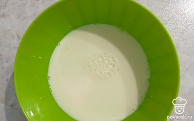 Добавляем молоко, чуть больше половины.