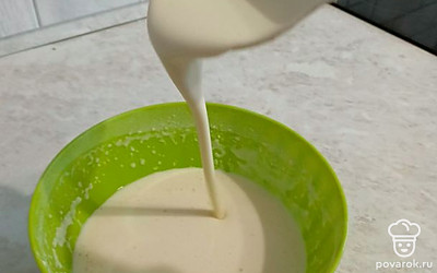 Добавляем муку. Хорошо перемешиваем, чтобы не оставалось камочков. И добавляем оставшееся молоко.