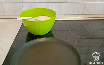 Выпекаем на хорошо разогретой сковороде. Готовые блины смазываем сливочным маслом.