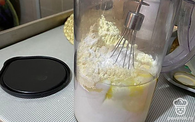 Взбейте (1 минуту) все ингредиенты блендером до однородного состояния жидкой сметаны.