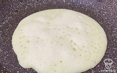 Тесто я наливаю не на всю площадь. Так блинчики получаются небольшими, пухлыми, их удобно переворачивать. Как только пузырьки пойдут, можно переворачивать.