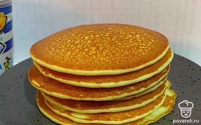Подавайте со сметаной или любимым вареньем. Получится примерно 9 хороших блинчиков.