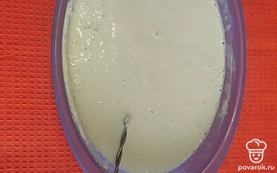 Замесите жидкое тесто из теплого молока, яиц и муки.