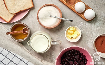 Помойте и обсушите ягоды. Если мед загустел, растопите его. Помойте куриные яйца. Нарежьте хлеб по диагонали. Помойте мяту и отделите листочки от стебля. Разогрейте духовку до 180 градусов.