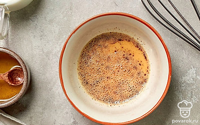 Подготовьте смесь для хлеба. Смешайте в миске молоко, яйца, сахар и корицу в однородную массу.