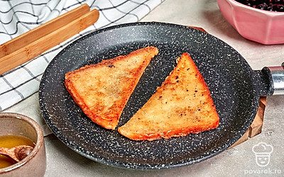 Приготовьте тосты. Обмакните ломтики хлеба в смесь, стараясь, чтобы они не размокли — свежий хлеб достаточно подержать в ней всего 3 секунды. На горячей сковороде растопите сливочное масло и обжарьте ломтики хлеба до золотистой корочки. После подержите тосты 2 минуты в духовке.