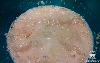 Для начала сделайте опару. Слегка теплое молоко перемешайте с сахаром и всыпьте дрожжи. Оставьте на полчаса.