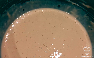 Понемногу добавьте муку. Оставьте тесто на час в тёплом месте.