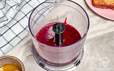 Сделайте ягодный соус. Взбейте в блендере смородину, мед и воду. Выложите готовые тосты на тарелку и полейте их ягодным соусом.