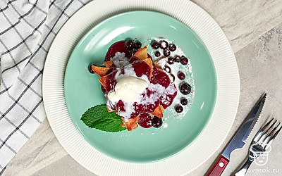 Подавайте тосты с черной смородиной, посыпав их сахарной пудрой и украсив листиками мяты.