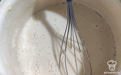 Для начала сделайте тесто на блины. Молоко, сахар, соль, муку, яйца, соду и растительное масло смешать венчиком.