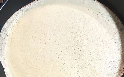 Разогрейте сковороду с небольшим количеством масла. Налейте блинное тесто тонким слоем, тогда наши блины будут очень нежными.