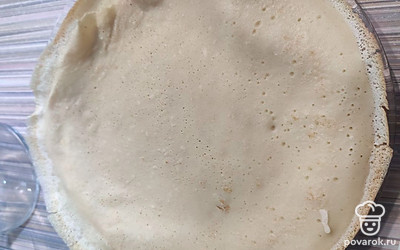 Секрет этих блинчиков в том, что выпекать их нужно только с одной стороны, а с другой стороны нужно поджарить блин совсем чуть-чуть, чтобы тесто схватились. Вот такой должен быть блин.