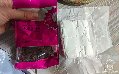 Пока печем блины, параллельно сделаем начинку. Вишню обдайте кипятком и оставьте постоять пару минут.