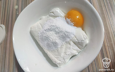 Творог с сахарной пудрой, ванилином и яйцом размешайте очень тщательно. Затем добавьте туда вишню. Я готовлю блины сразу двух видов — с вишней и без.