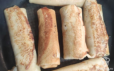 Когда все блинчики готовы, разогрейте сковороду со сливочным маслом и поджарьте блины до румяности с двух сторон.