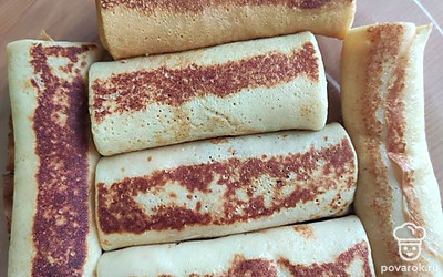 Подавайте блины со сгущенкой, сметаной и молоком.