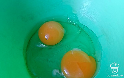 Разбить яйца в миску.