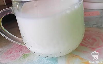 Вливаем в массу молоко.