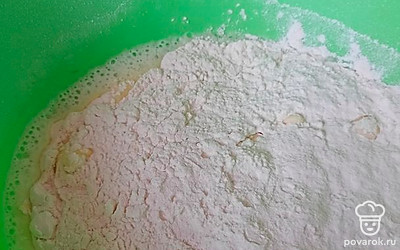 Насыпаем муку и немного помешаем венчиком.