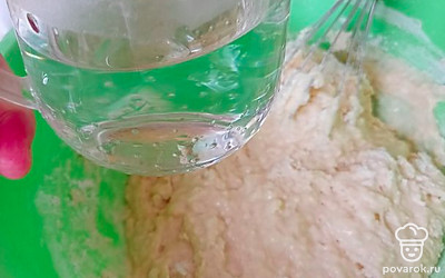 Затем, быстро помешивая, добавляем кипяток.