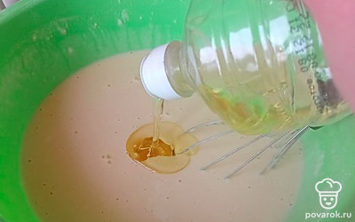 В самом конце добавить растительное масло и перемешать. Постараться чтоб не было комочков.