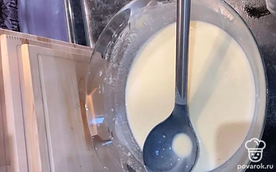 Смешиваем все ингредиенты и даем нашему тесту немного постоять. 