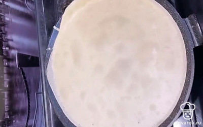 Выпекаю всегда на двух сковородках. Так быстрее.