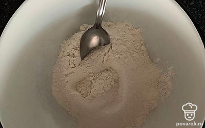 Перемешайте муку, соль, сахар. 