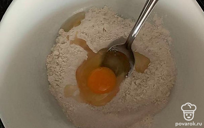 Вбейте яйцо в миску к сухим ингридиентам. 
