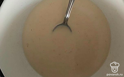 Добавьте молоко и замесите тесто. 