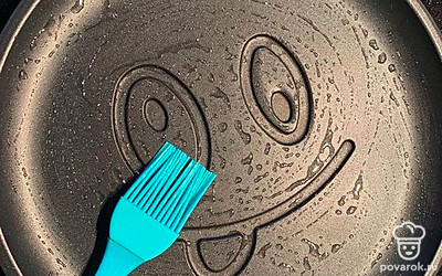 Смажьте сковороду растительным маслом и разогрейте. 