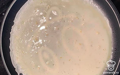 Вылейте 1 полковник теста на разогретую сковороду.