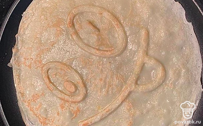 Жарьте блинчики с двух сторон до готовности. 