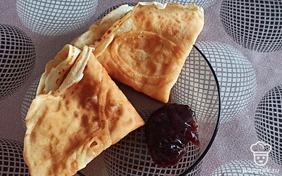 Подавайте порционно, добавив любимое варенье. 